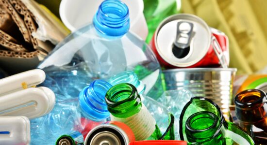 Wertstoffe, die recycelt werden können, darunter Glas, Metalle, Kunststoffe, Batterien uvm.