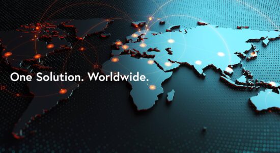 dunkle Weltkarte mit weißem Text "One Solution. Weltweit." Es gibt hervorgehobene Verbindungen zwischen vielen Orten der Welt, alles ist global verbunden