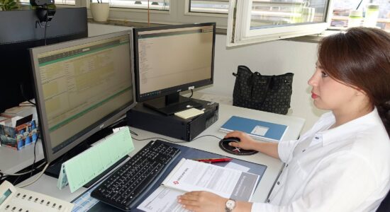 Auszubildende Samaneh - Industriekauffrau - an ihrem aktuellen Arbeitsplatz im Siebmaschinenvertrieb. Sie sitzt an einem PC Arbeitsplatz.