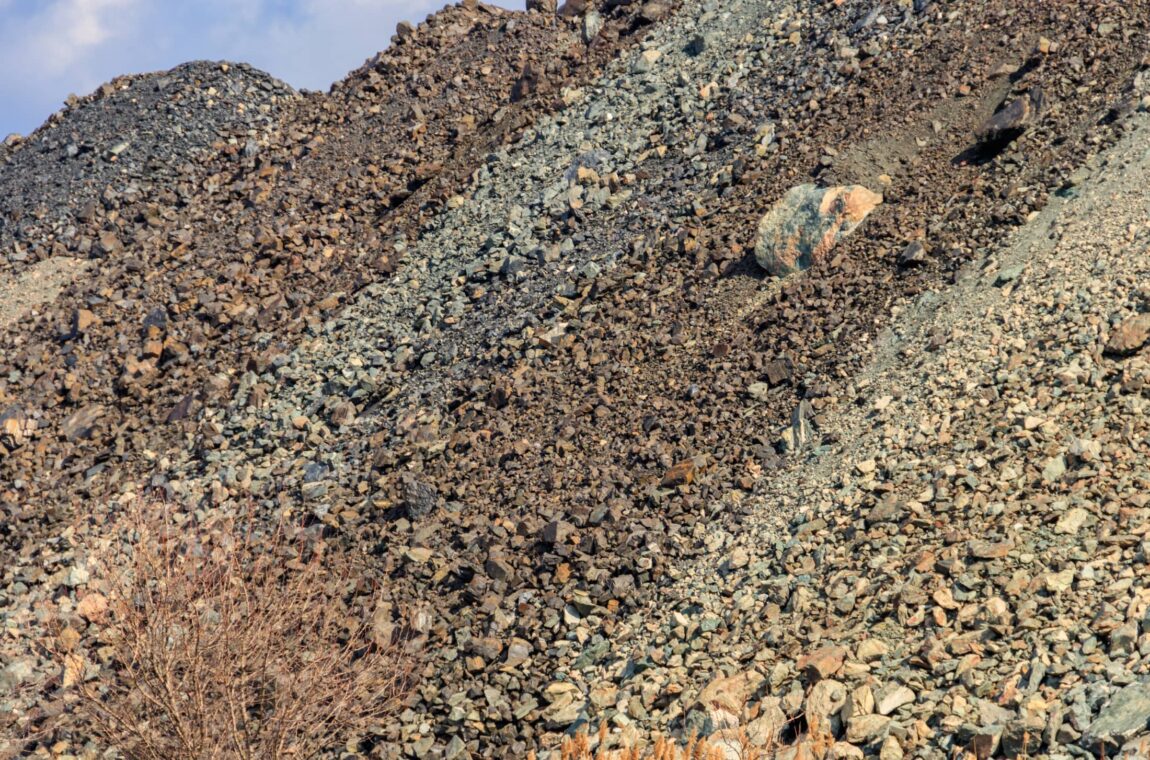 Blick auf die Schlackenhalden eines Eisenerzabbaus. Die Halden der Bergbauindustrie können aufbereitet und die Rohstoffe wiedergewonnen werden