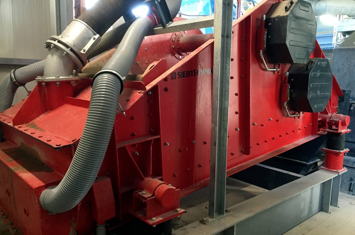 Linearschwingsiebmaschine DWS-UE 15-40-I WS vor Ort, d.h. eingebaut in die Stahlkonstruktion einer Anlage