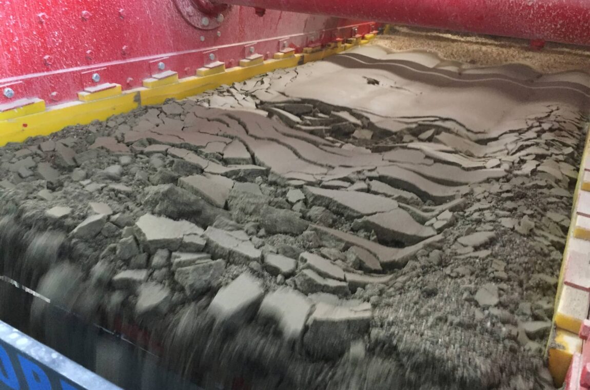 Entwässerung von Sand auf der Unterdruck-Entwässerungs-Siebmaschine DWS