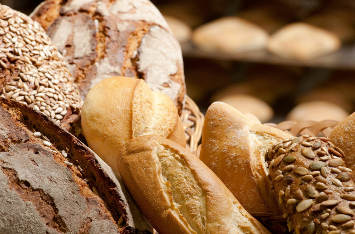 Verschiedene Sorten Brot und Brötchen. Ammoniumsulfat wird unter anderem als Säureregulator in Mehlen und Broten verwendet