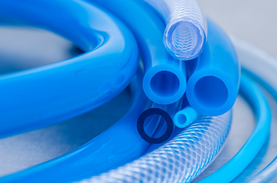 Blaue und durchsichtige PVC Schläuche mit unterschiedlichen Durchmessern und in unterschiedlichen Ausführungen
