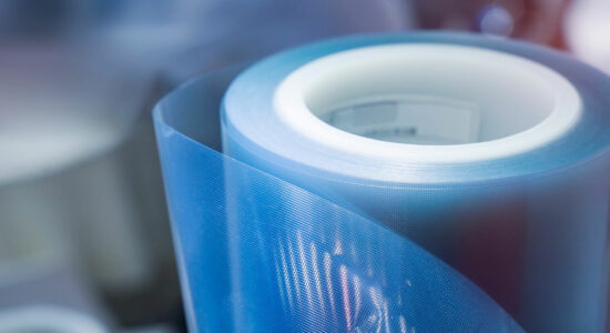 Halbtransparente Polyethylen Folie aufgerollt