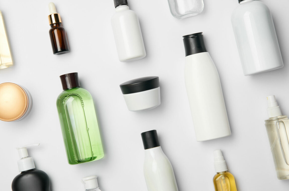 Kosmetika. Verschiedene Behälter für Kosmetika auf einem weißen Hintergrund. Cremedosen, Tuben, Flaschen und Sprühflaschen