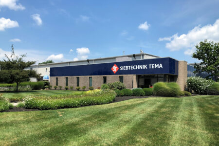 SIEBTECHNIK-TEMA Headoffice Cincinnati, USA Gebäude mit SIEBTECHNIK-TEMA Logo und Wiese im Vordergrund