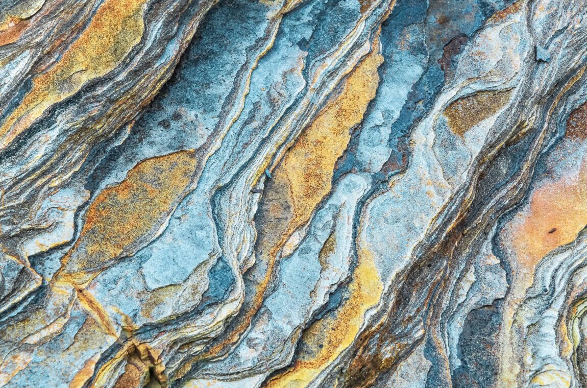 Mineralien und Bergbau. Verschiedenfarbige Gesteinsschichten